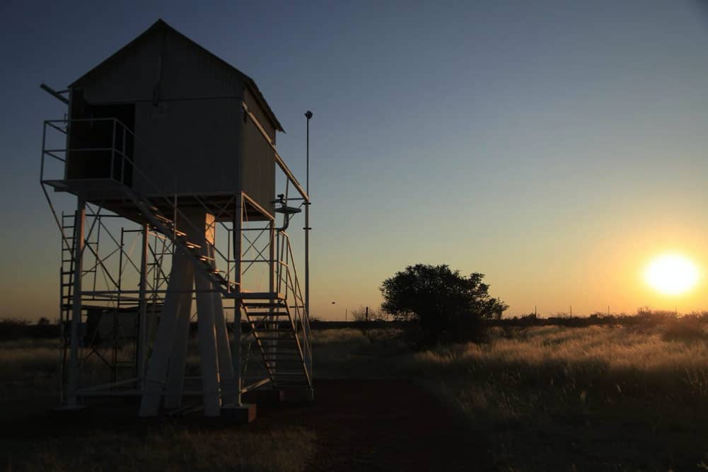 Die Sonne geht hinter dem Schutzbau des Namibskies-Teleskops unter, Rechte: Namibskies 