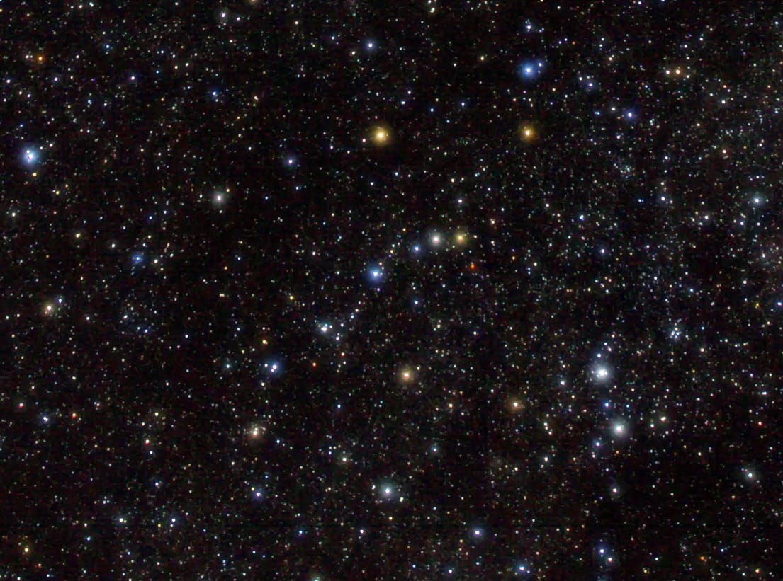 Eine gerade Kette aus Sternen unterschiedlicher Helligkeit scheint auf den Sternhaufen NGC 1502 zu weisen