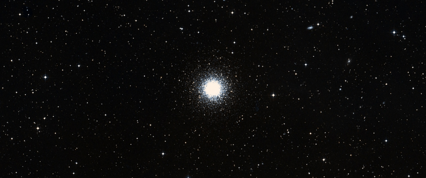 das Licht tausender Sterne überlagert sich im Kugelsternhaufen NGC1851 zu einem runden Fleck, der sich an den Rändern aufzulösen scheint