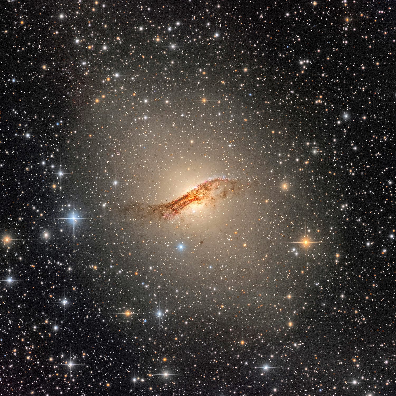 Die aktive Galaxie NGC 5128 (Centaurus A) enthält ein markantes Staubband