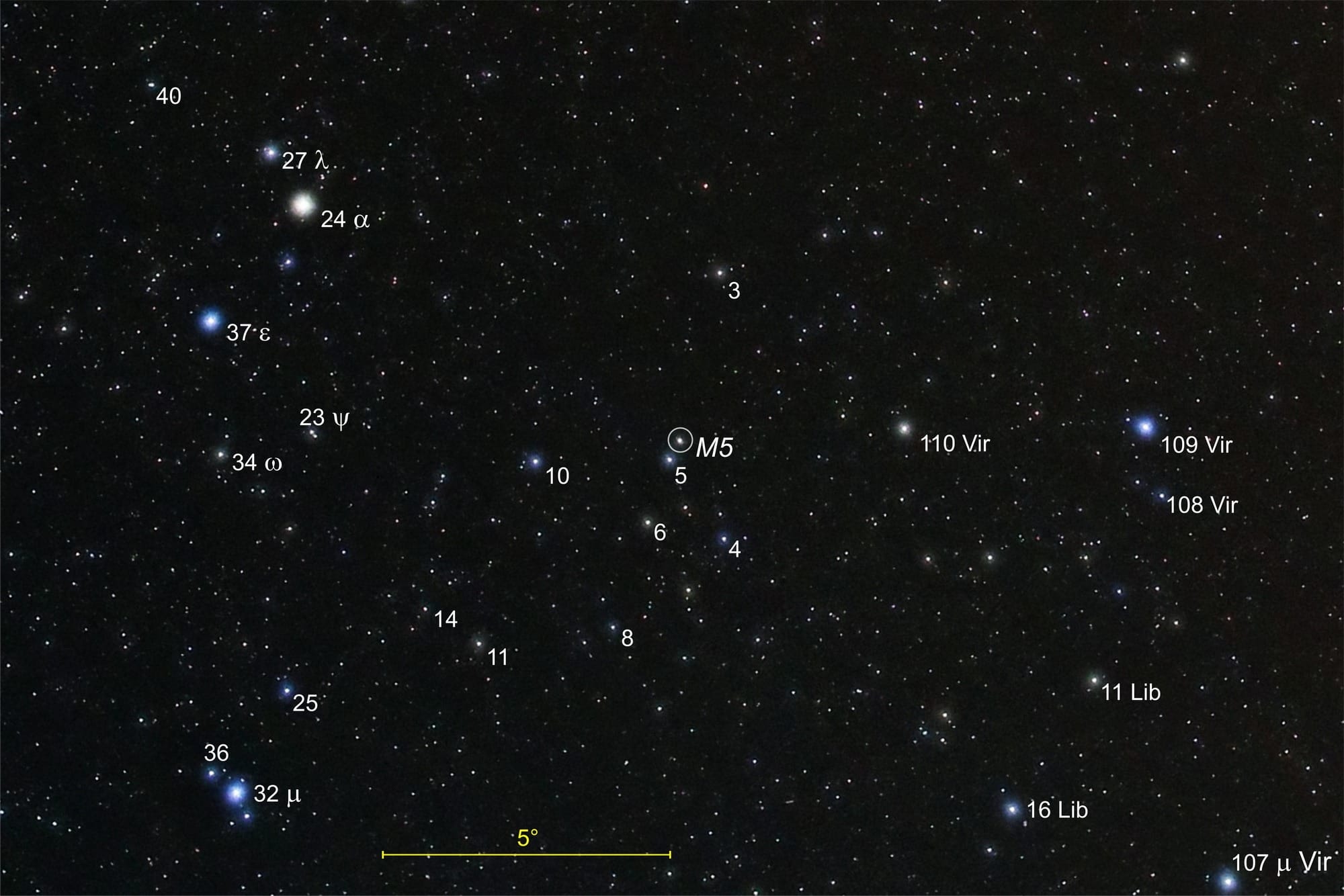 Der Kugelsternhaufen M5 in der Bildmitte erscheint in der Weitfeldfotografie wie ein Stern. Hellere Sterne in seiner Umgebung sind mit ihren Katalognummern beschriftet.