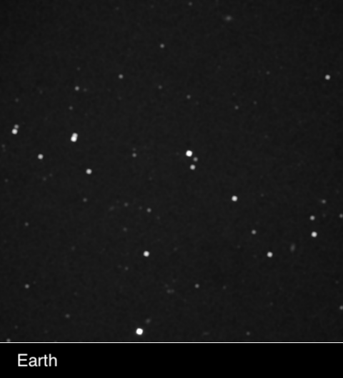 Zwei Aufnahmen des Sterns Wolf 359 zeigen ihn an unterschiedlichen Positionen am Himmel.