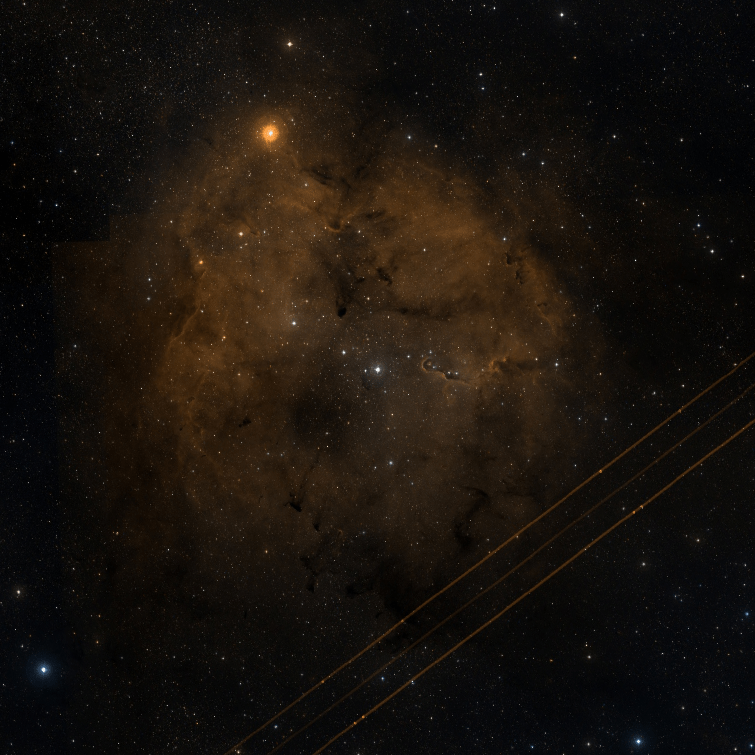Im sichtbaren Licht erscheint der Emissionsnebel IC1396 als runde, rötlich leuchtende und von dunkleren Strukturen durchzogene Wolke