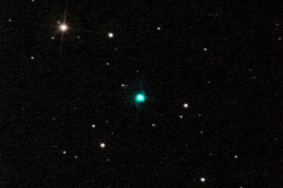 Der planetarische Nebel NGC6210 erscheint auf fotografischen Aufnahmen als türkisfarbener Fleck.