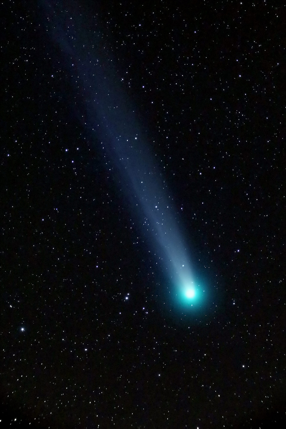 Vom grünlich leuchtenden Kopf eines Kometen breitet sich ein langer Schweif aus Gas und Staub aus, Rechte: Uwe Reichert