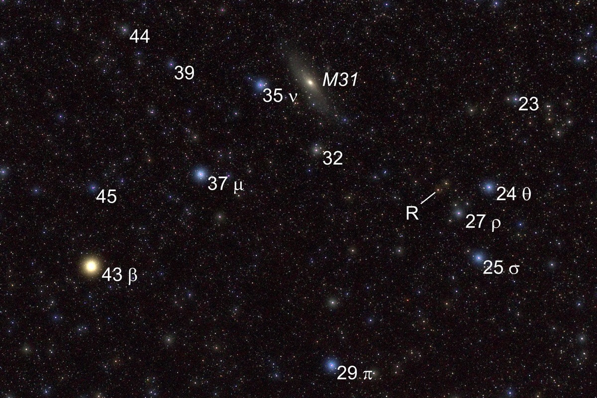 Aufgrund seiner Nähe zur Andromedagalaxie und zu einigen hellen Sternen in der Andromeda ist der Veränderliche R Andromedae leicht aufzufinden. 