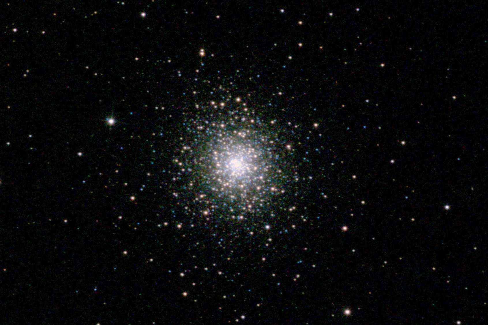 Mehrere Hunderttausend Sterne ballen sich im Kugelsternhaufen M13 zu einem runden, kompakten Gebilde zusammen, dessen Rand nicht scharf begrenzt ist.