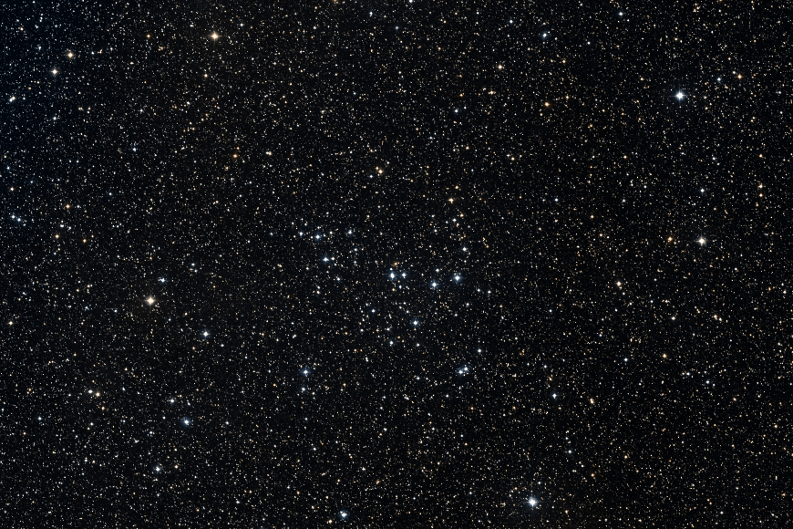Der offene Sternhaufen NGC 7243 fällt vor dem Sternenreichtum der Milchstraße nicht sehr auf