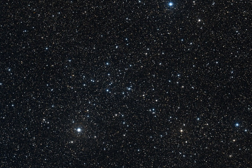 Im offenen Sternhaufen IC4756 verteilen sich mehrere Dutzend Sterne locker auf einem Areal von 1,5° Durchmesser.