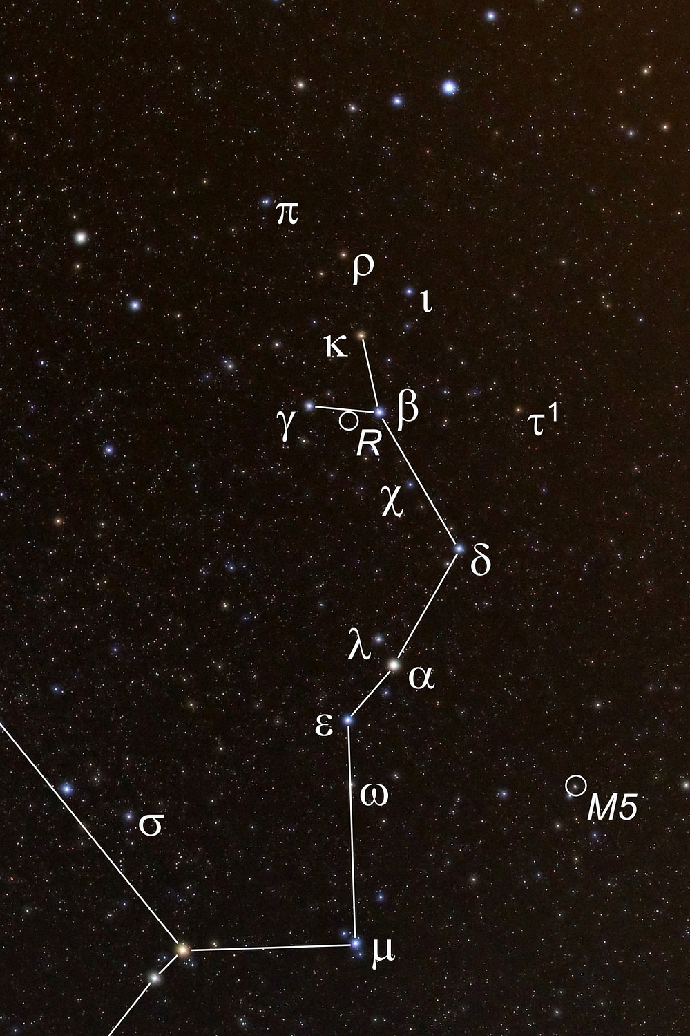 Die hellsten Sterne und besondere Beobachtungsobjekte im Kopf der Schlange, dem westlichen Teil des Sternbilds Schlange, sind mit ihren astronomischen Bezeichnungen markiert.