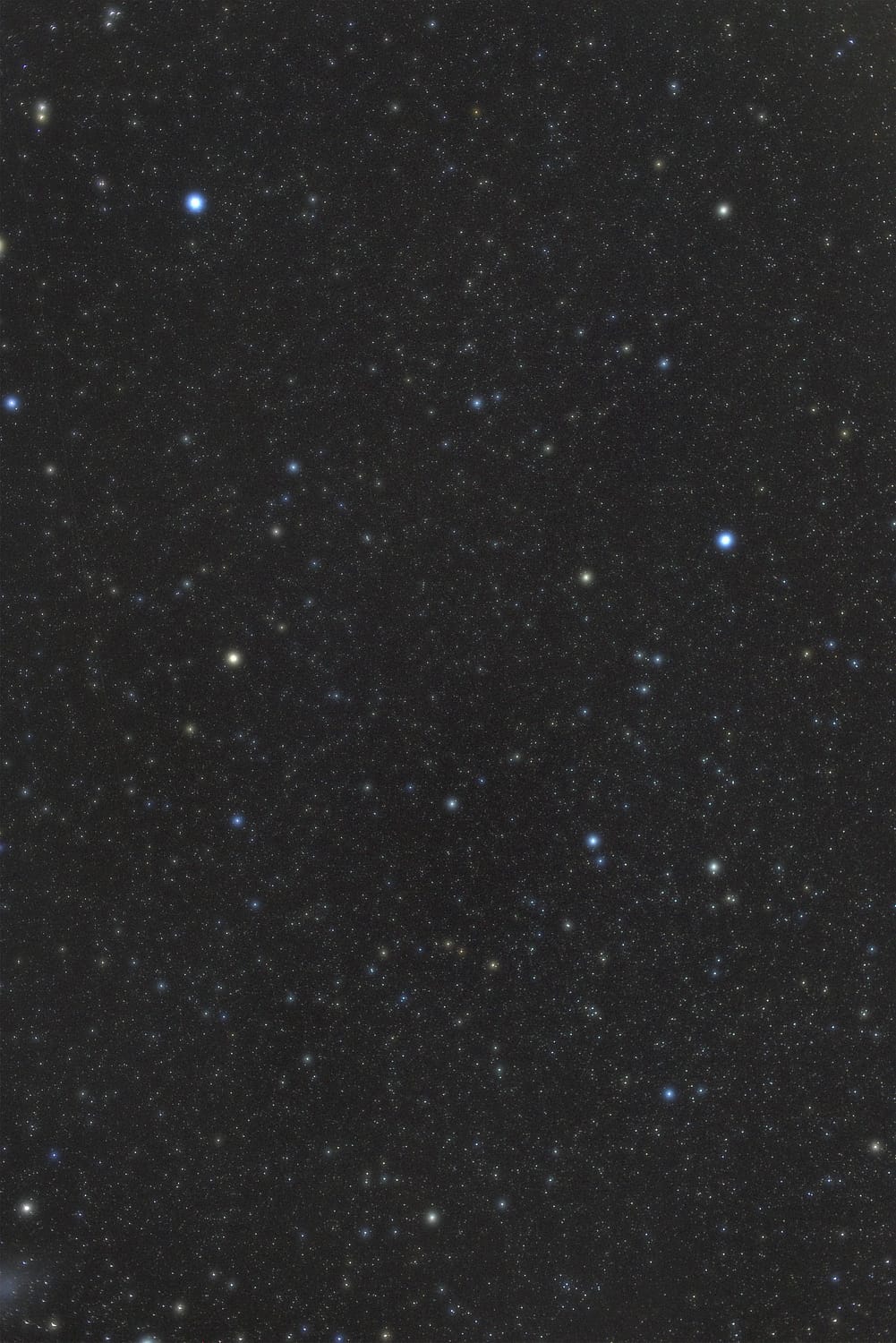 Zwischen den hellsten Sternen der Sternbilder Pfau, Tukan und Kranich bilden einige lichtschwächere Sterne die Konstellation Indianer.