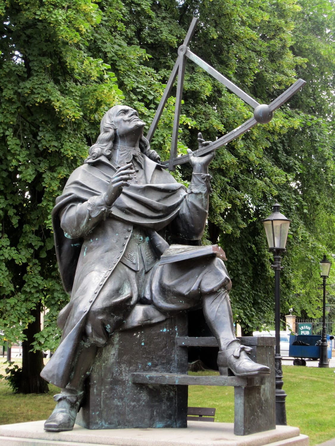 Ein Denkmal für Johannes Hevelius in Danzig zeigt den Astronomen bei der Arbeit mit einem Winkelmessinstrument