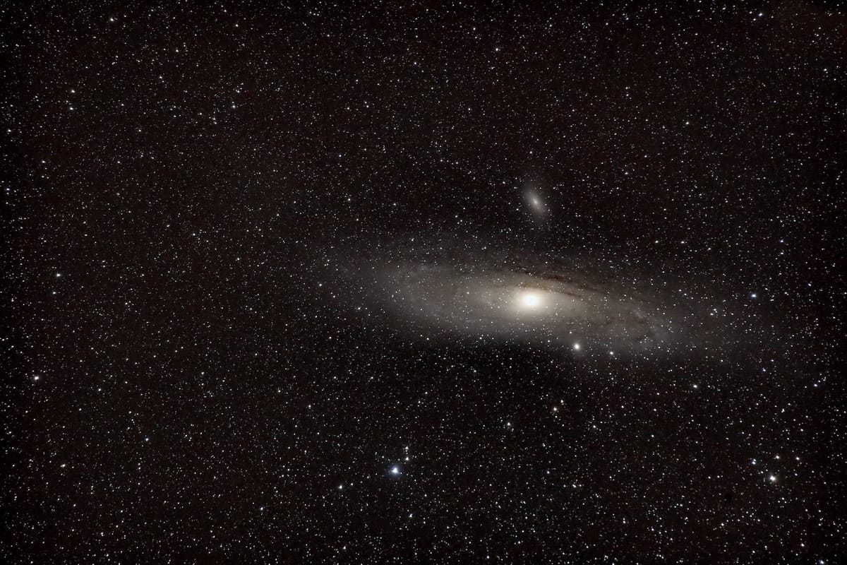 Die Andromedagalaxie offenbart auf langbelichteten Fotos ihre Spiralstruktur mit Dunkelwolken, aber keine Einzelsterne.
