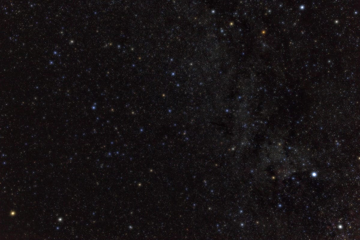 Im Sternbild Eidechse formen einige Sterne 4. Helligkeitsklasse eine Zicksacklinie