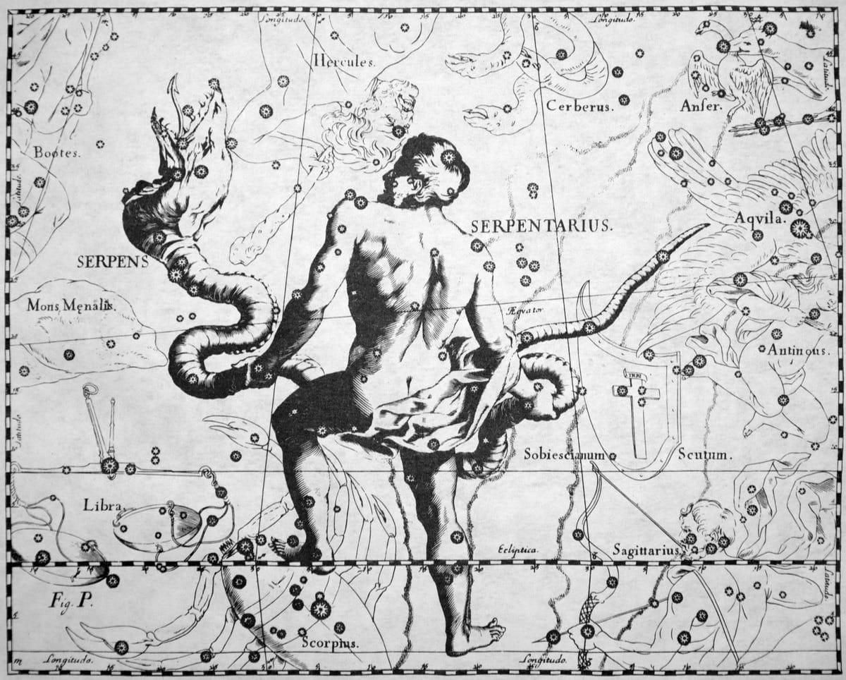 Die Rückansicht eines Mannes, der eine riesige Schlange in seinen Händen trägt - das ist von alters her die Darstellung der Sternbilder Schlangenträger und Schlange.