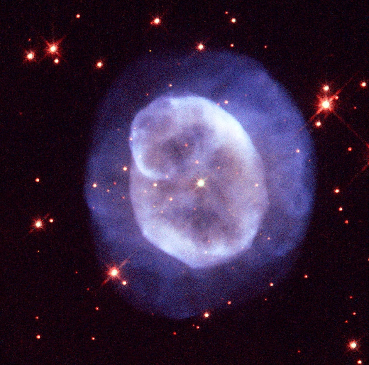 Der planetarische Nebel NGC 5979 zeigt eine rundliche Struktur, die von einer hellen inneren und einer schwächeren äußeren Zone geprägt ist