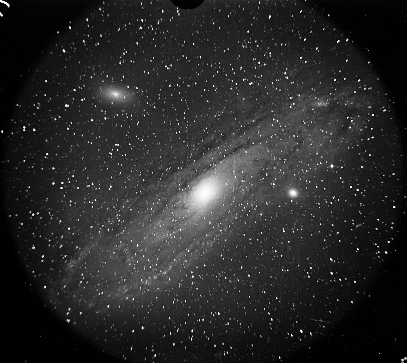 Formatfüllende Aufnahme der Andromedagalaxie mit ihren beiden kleinen Begleitern M110 und M32.