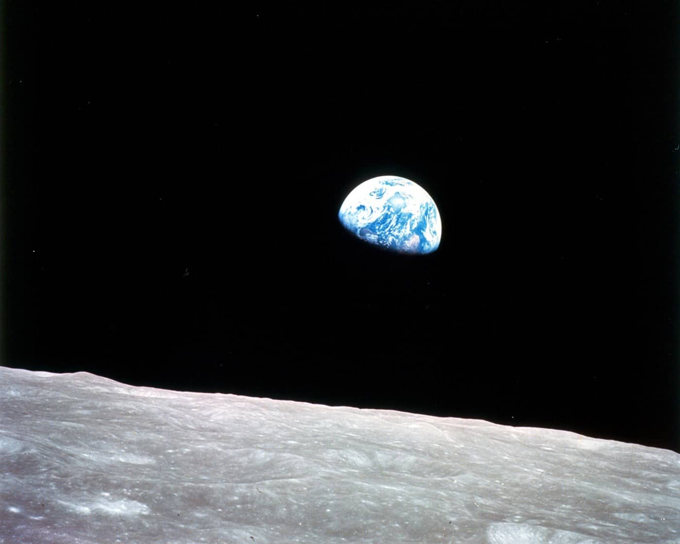 Während der Umrundung des Mondes sahen die Astronauten von Apollo 8 die halb beleuchtete Erde über dem Mondhorizont aufgehen