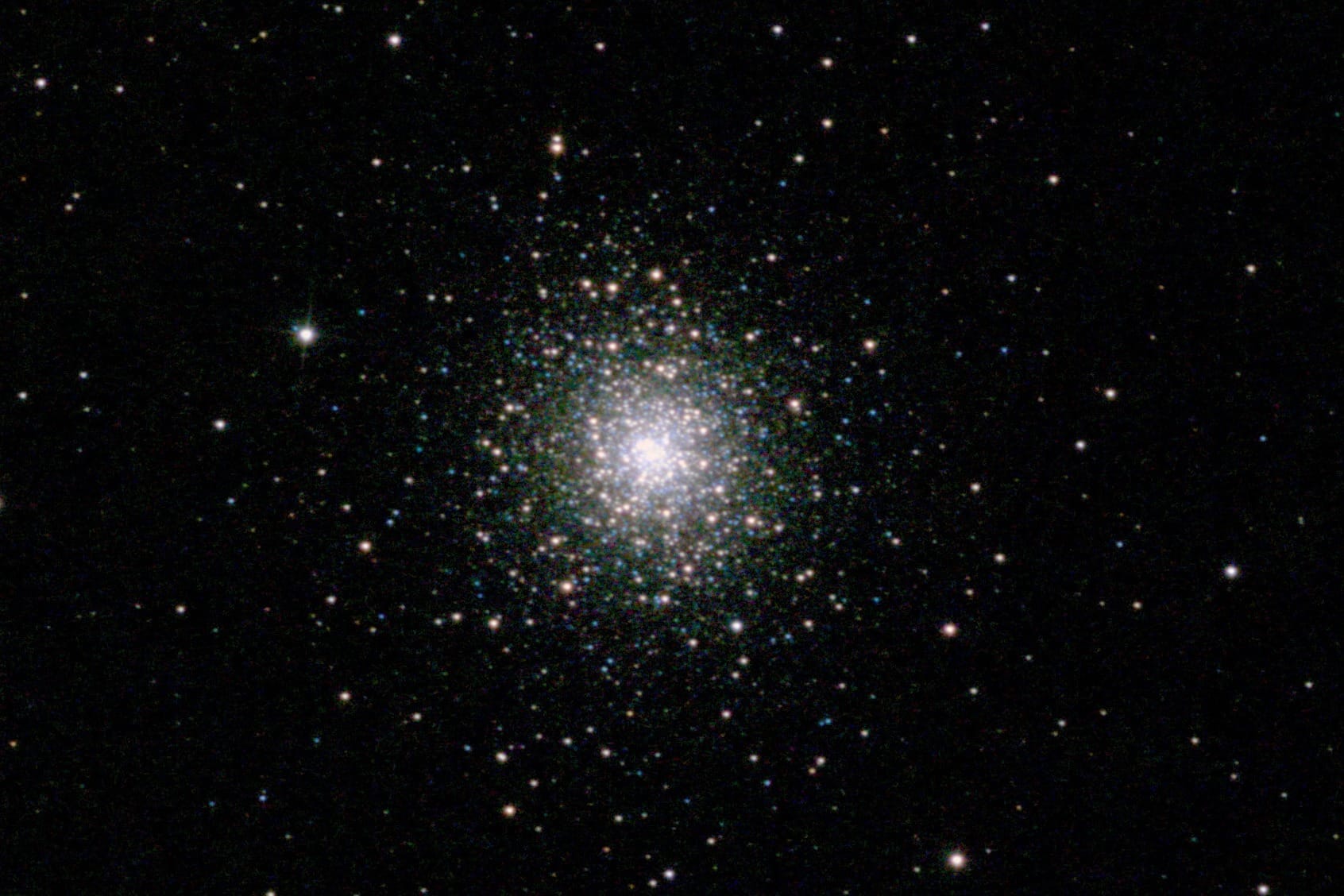 Mehrere Hunderttausend Sterne ballen sich im Kugelsternhaufen M13 zu einem runden, kompakten Gebilde zusammen, dessen Rand nicht scharf begrenzt ist.