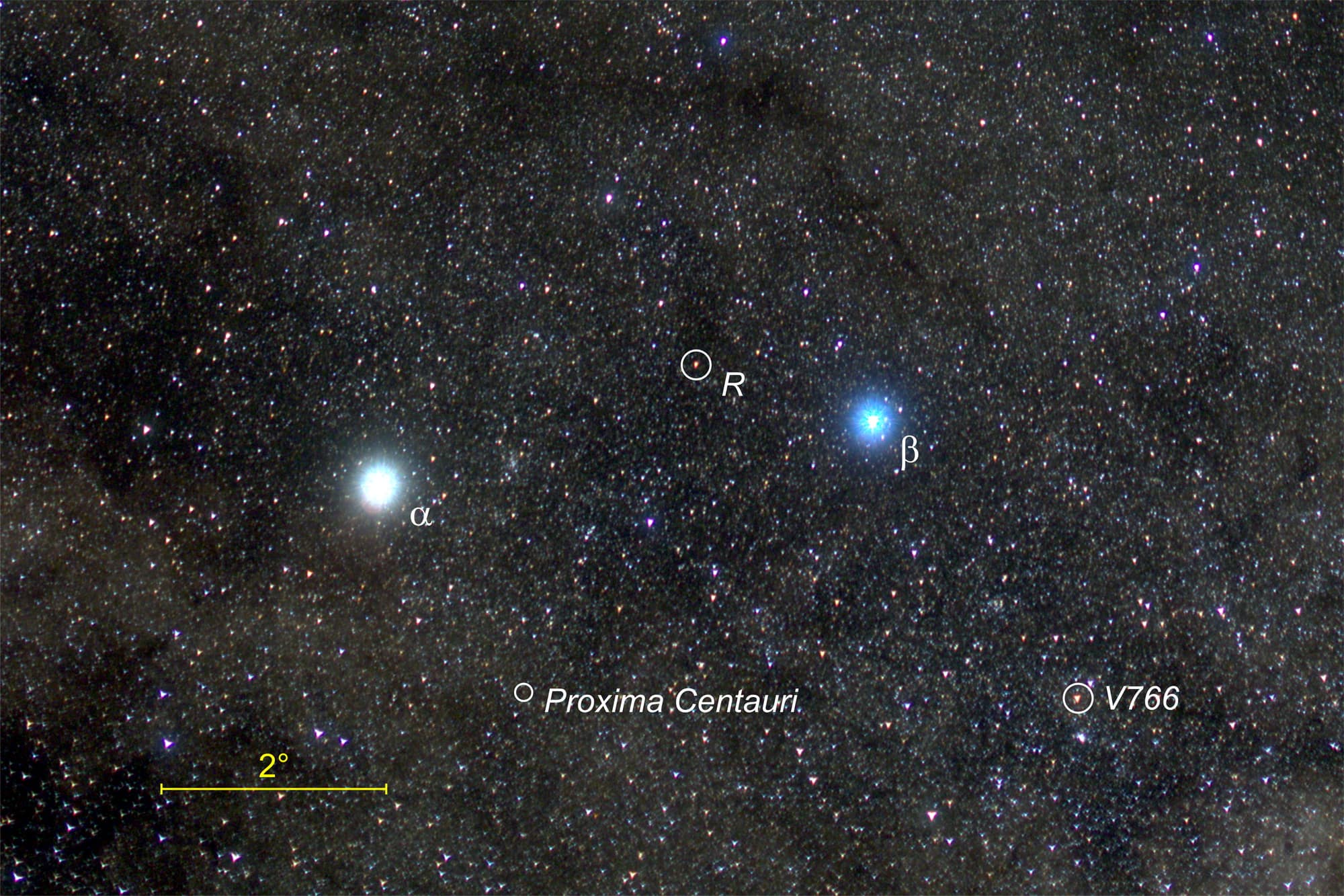 Weiß und blau leuchten die hellen Sterne Alpha und Beta Centauri, während der markierte Stern R zwischen ihnen rötlich glimmt.