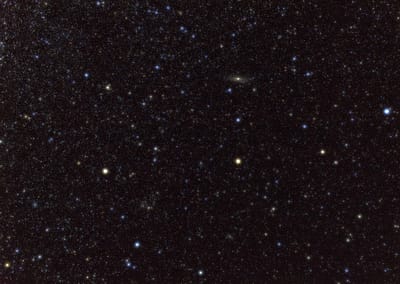 Die hellsten Sterne im Sternbild Andromeda bilden eine lange Kette, von deren Mitte eine weitere Sternenreihe nach Norden abzweigt und auf die Andromedagalaxie Messier 31 weist.