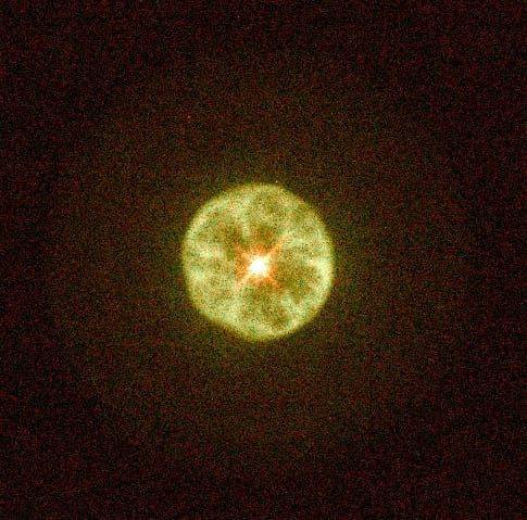 Der Planetarische Nebel IC 3568 hat Ähnlichkeit mit einer Zitronenscheibe