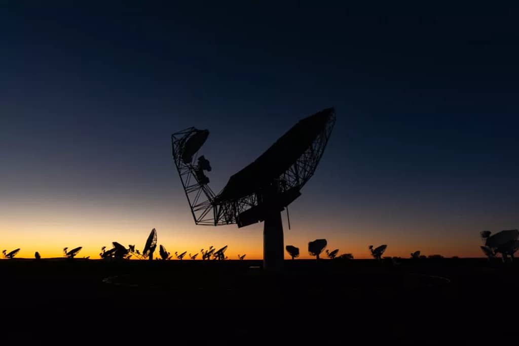 Das MeerKAT-Radioteleskop in Südafrika besteht aus mehreren Empfangsantennen.
