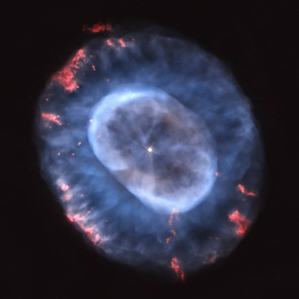 Zwei konzentrische ovale Strukturen bilden die Form des planetarischen Nebels NGC 7662.