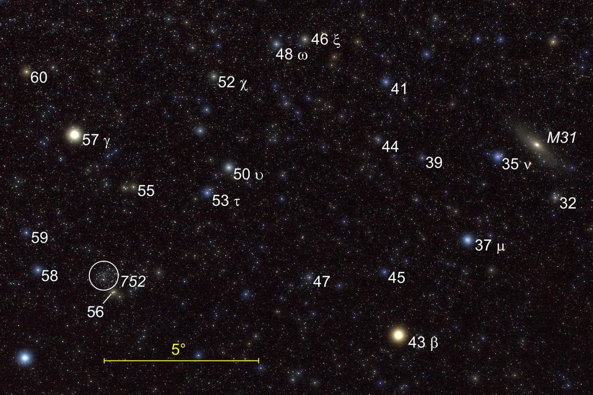 Der offene Sternhaufen NGC752 befindet sich etwa 5 Grad südlich des hellen Sterns Gamma Andromedae.