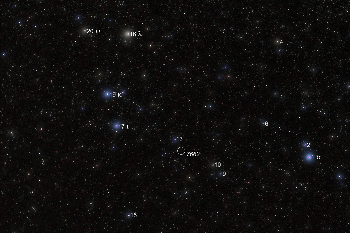 DIe hellen Sterne in der Umgebung des planetarischen Nebels NGC 7662 sind mit ihren Flamsteed-Nummern und griechischen Buchstaben bezeichnet.