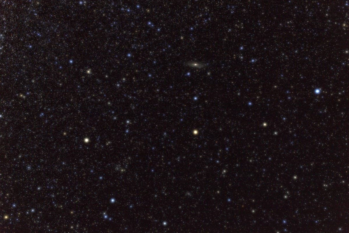 Die hellsten Sterne im Sternbild Andromeda bilden eine lange Kette, von deren Mitte eine weitere Sternenreihe nach Norden abzweigt und auf die Andromedagalaxie Messier 31 weist.