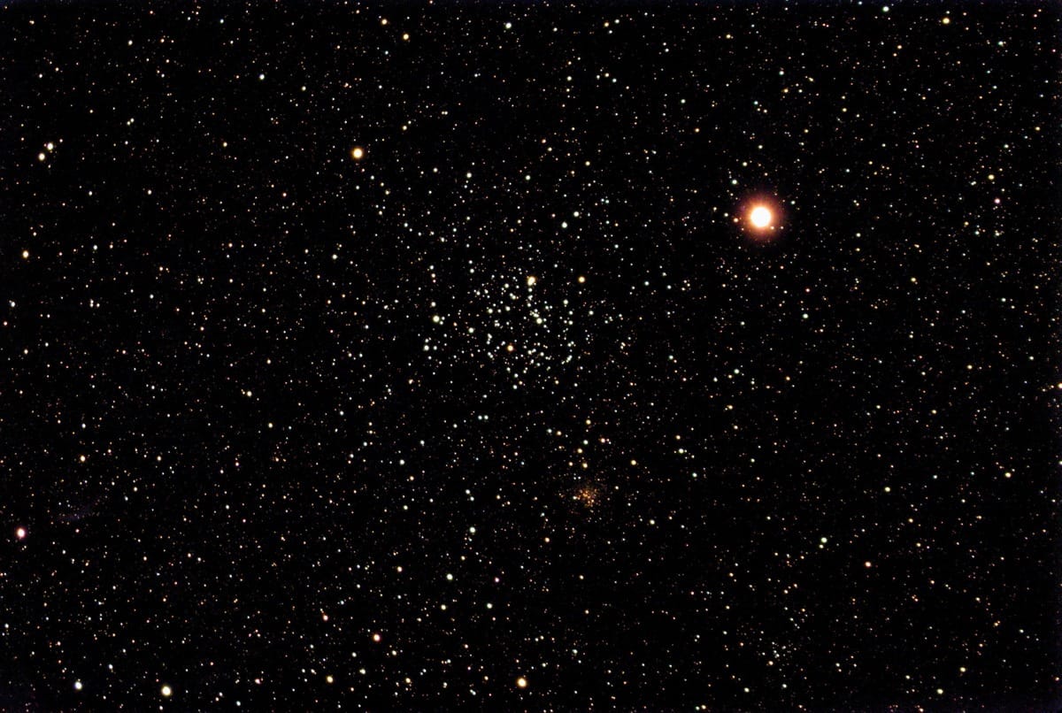 Der rötlich leuchtende Mars (rechts oben) steht in der Nähe der offenen Sternhaufen M35 (Bildmitte) und NGC2158 (darunter).