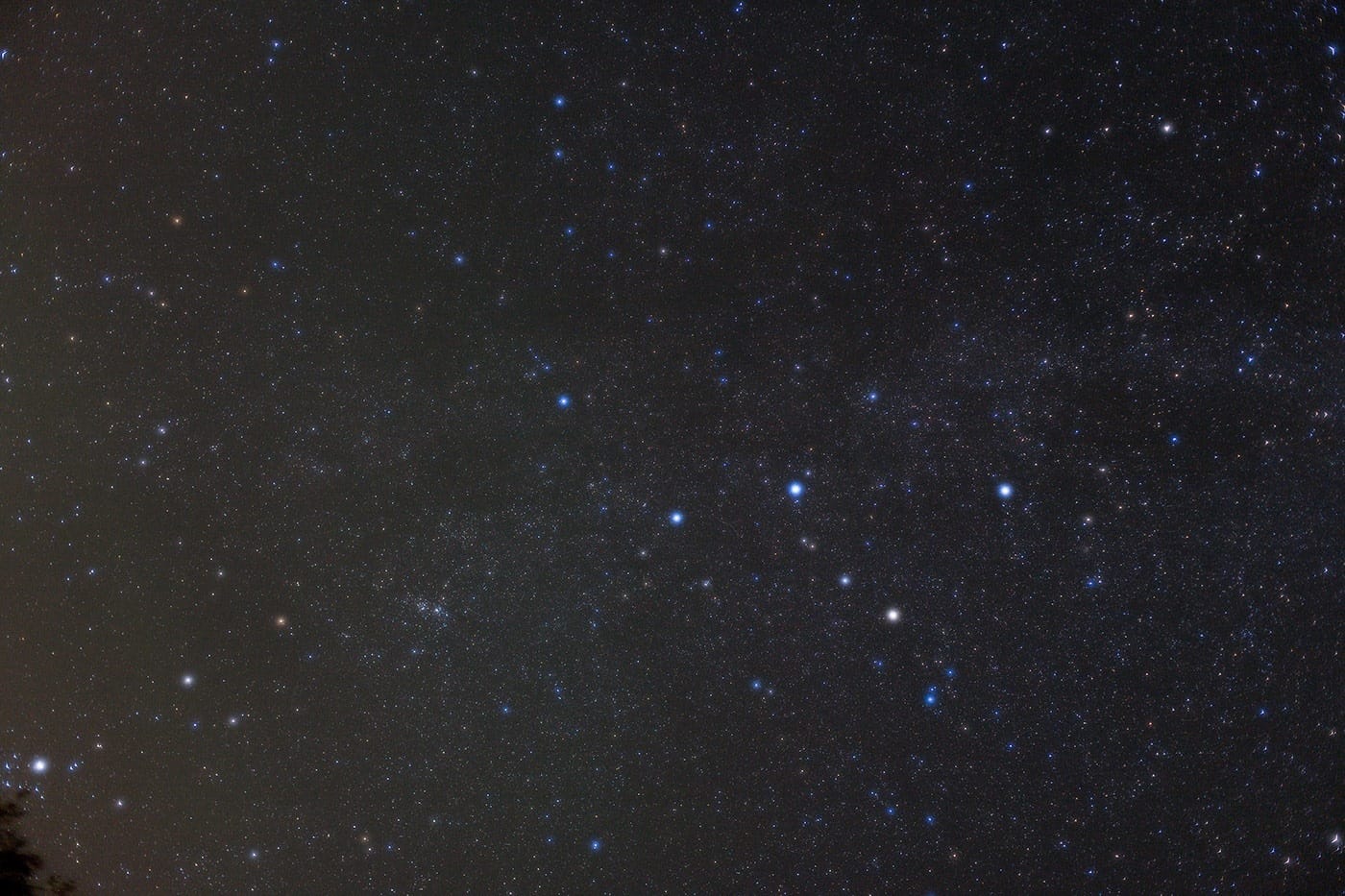 Die hellen Sterne des Sternbilds Kassiopeia sind in Form des Buchstabens W angeordnet, Rechte: Uwe Reichert