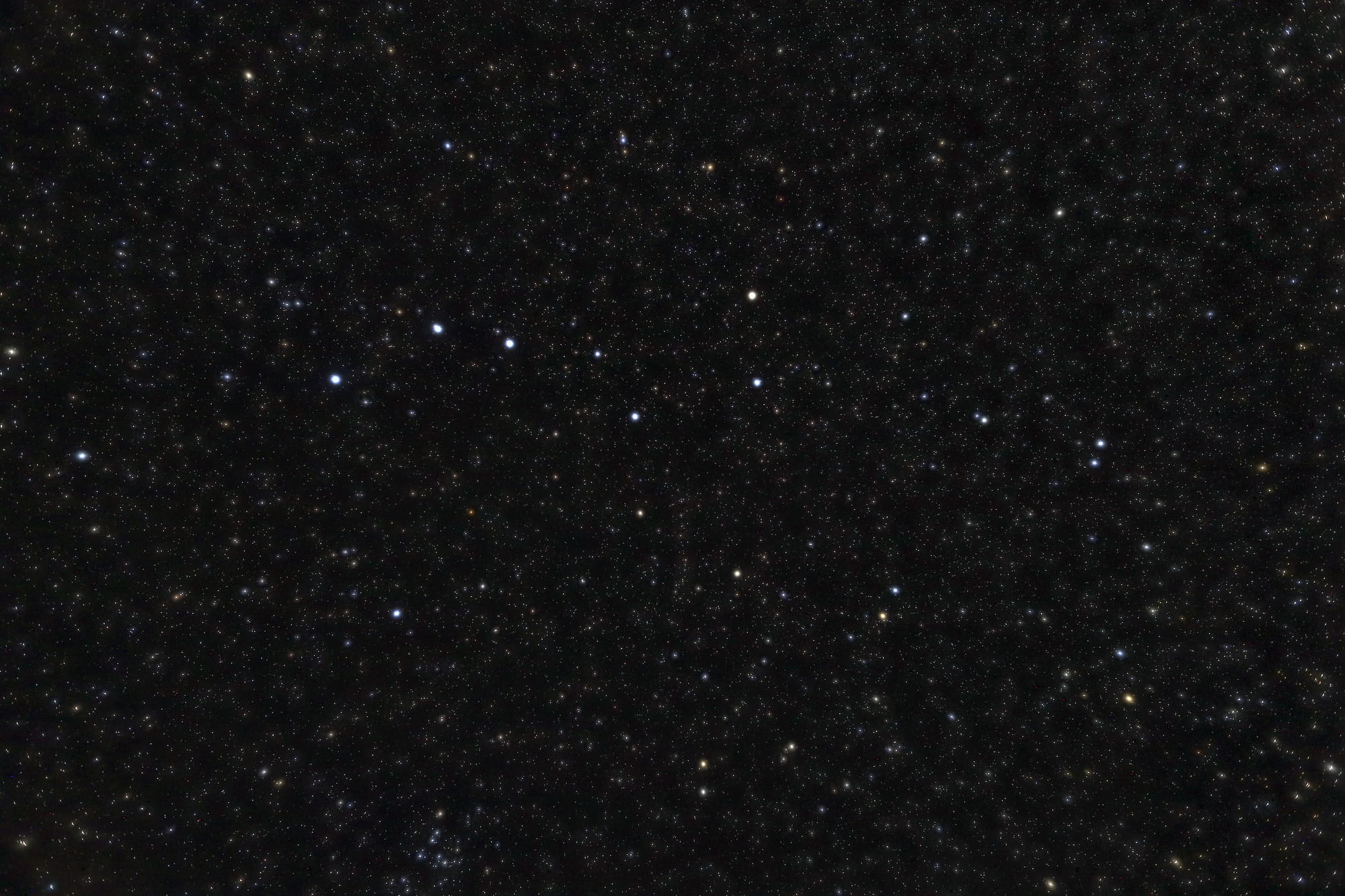 Der Große Bär (Ursa Major) ist ein ausgedehntes Sternbild am Nordhimmel, das eine der bekanntesten Sternkonfigurationen enthält, den aus sieben Sternen bestehenden Großen Wagen.