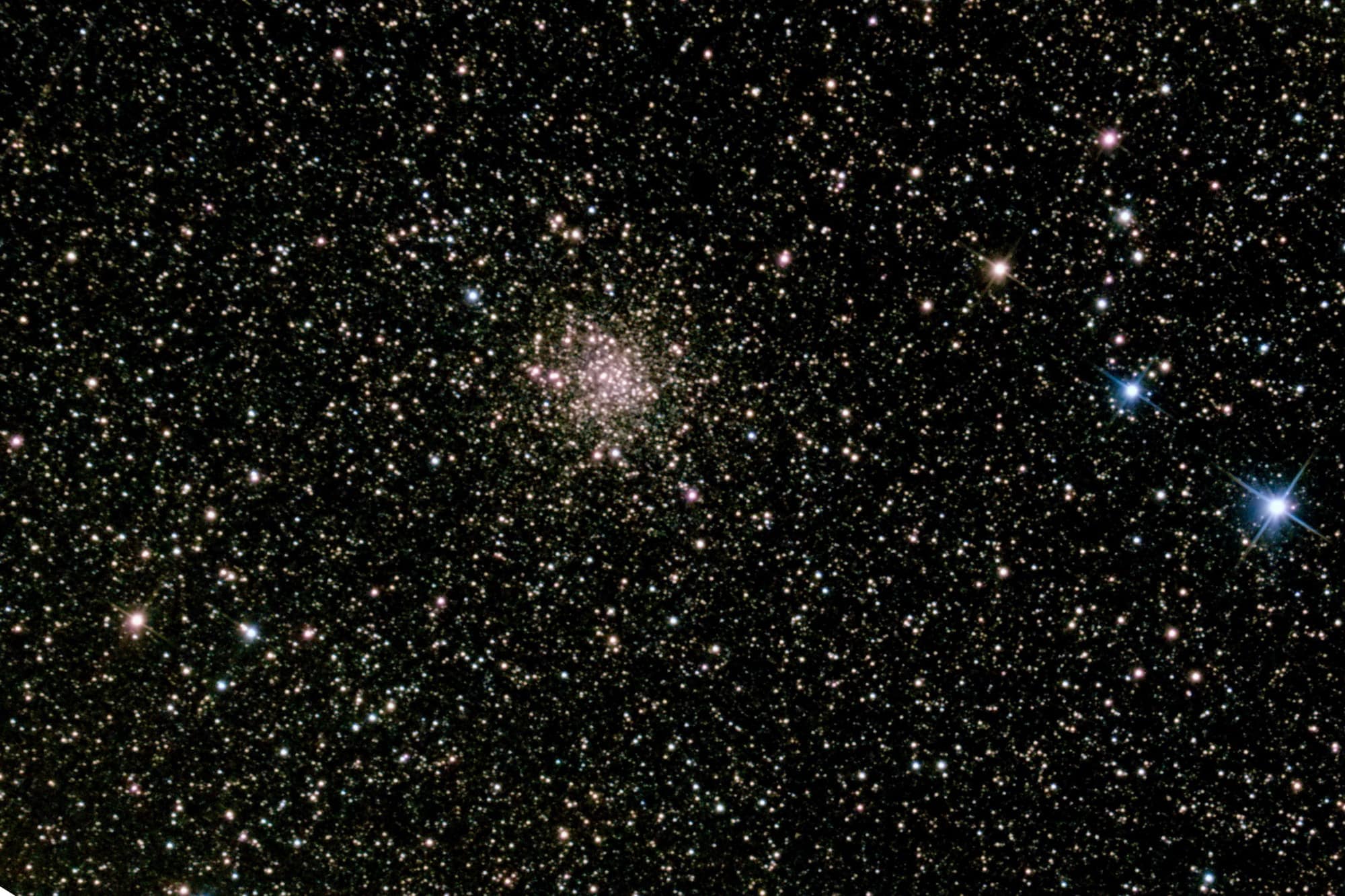 Der Kugelsternhaufen Messier 71, aufgenommen mit einem 130-mm-Newton-Teleskop.