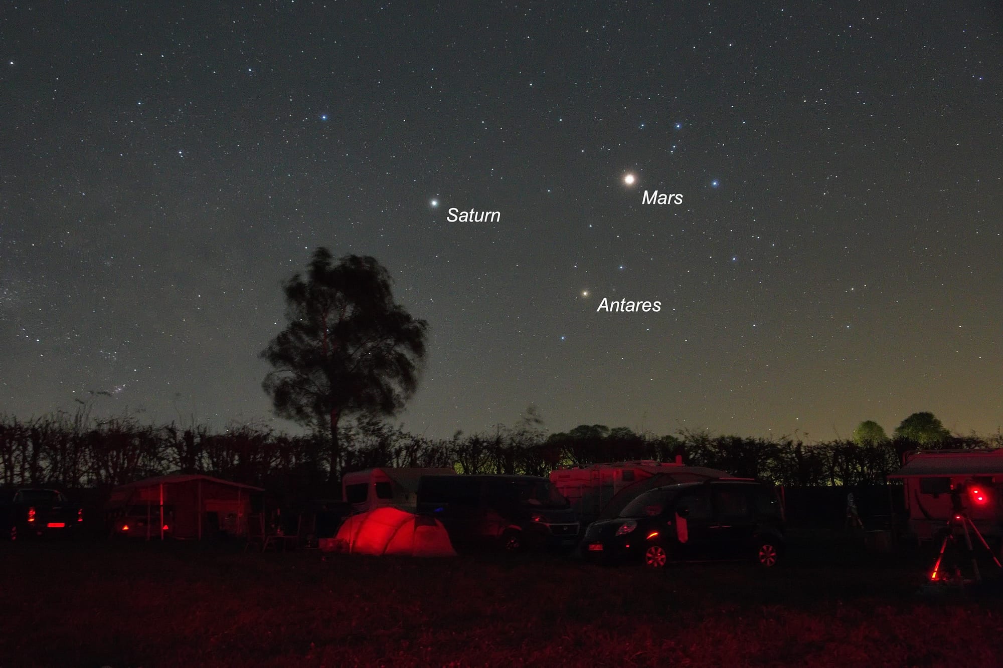 Die Planeten Saturn und Mars in der Nähe des Sterns Antares im Sternbild Skorpion dicht über dem Südhorizont.