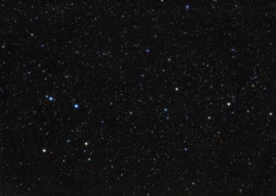 Der Rabe (lateinisch Corvus) ist ein Sternbild des Südhimmels. Die vier hellsten Sterne, links im Bild, bilden ein auffälliges konvexes Viereck.