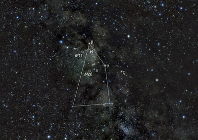 Das Sternbild Schild ist unauffällig, liegt aber in einem Bereich der Milchstraße mit hellen Sternwolken.