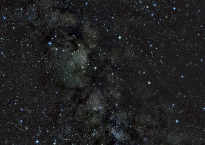 Das Sternbild Schild ist unauffällig, liegt aber in einem Bereich der Milchstraße mit hellen Sternwolken.