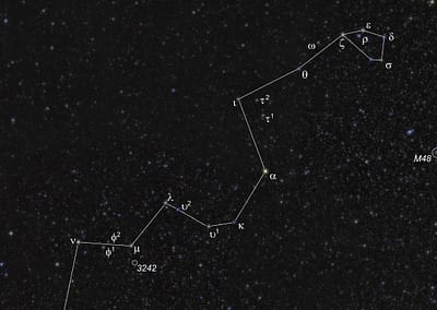 Die Wasserschlange (lat. Hydra) ist ein Sternbild des Südhimmels und das größte aller Sternbilder. Gezeigt ist der westliche Bereich der Hydra mit dem hellen Stern Alphard rechts der Bildmitte.