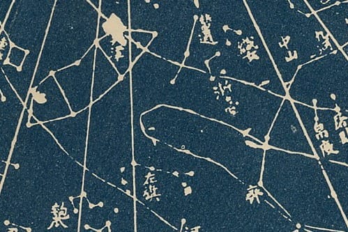 Eine in Stein gravierte Karte der chinesischen Sternbilder zeigt die gabelung der Milchstraße im Sternbild Schwan.
