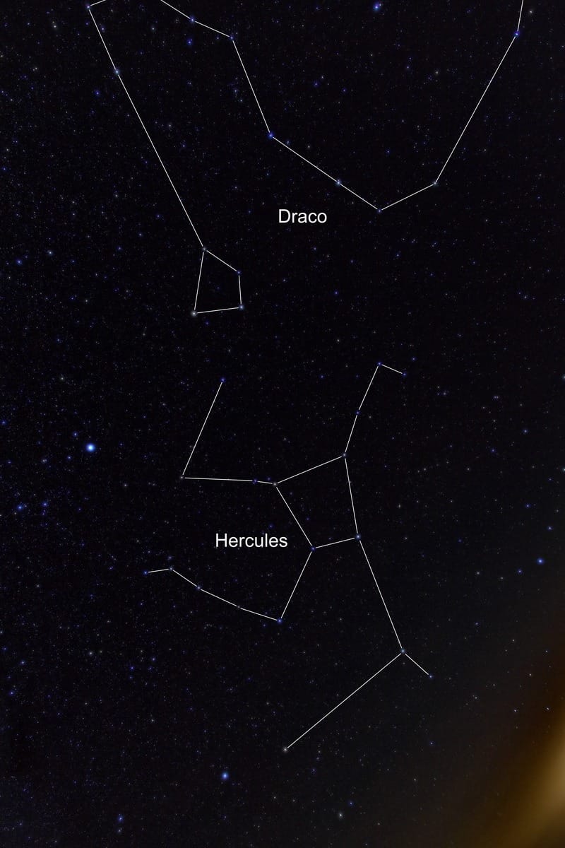 Die beiden Sternbilder Drache und Herkules sind am Himmel benachbart.