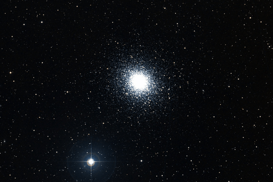 Im Zentrum des Kugelsternhaufens M5 stehen die Sterne so dicht, dass sich ihr Licht zu einem hellen, runden Fleck vereinigt. Der Stern am unteren Bildrand ist 5 Serpentis mit einer scheinbaren Helligkeit von 5 mag.