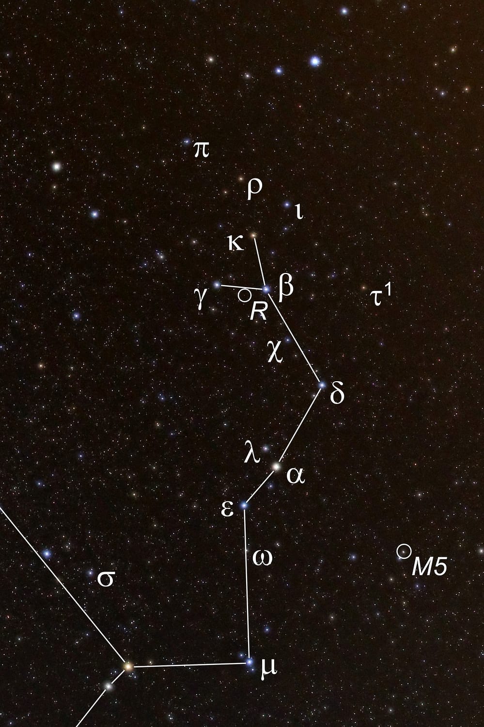 Die hellsten Sterne und besondere Beobachtungsobjekte im Kopf der Schlange, dem westlichen Teil des Sternbilds Schlange, sind mit ihren astronomischen Bezeichnungen markiert.